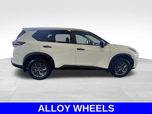 Used 2024 Nissan Rogue S AWD/4WD image 3