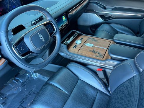 Used 2025 Lincoln Navigator L Black Label image 10