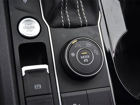 Certified 2022 Volkswagen Atlas Cross Sport SE image 17