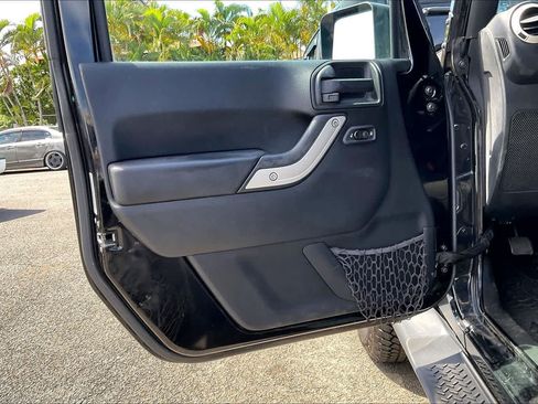 Used 2017 Jeep Wrangler Unlimited Sahara w/ Connectivity Group AWD/4WD image 27
