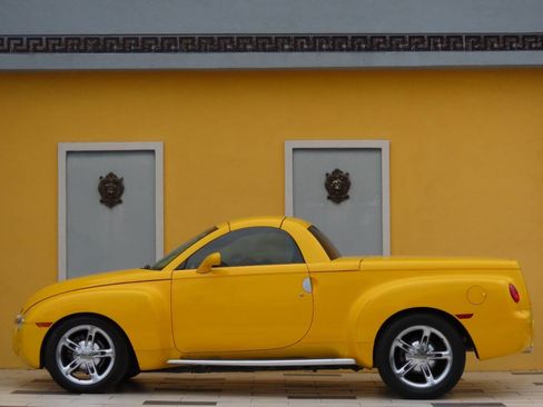 Used 2004 Chevrolet SSR w/ Preferred Equipment Group image 16