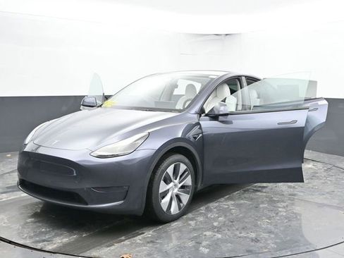 Used 2023 Tesla Model Y Long Range image 52