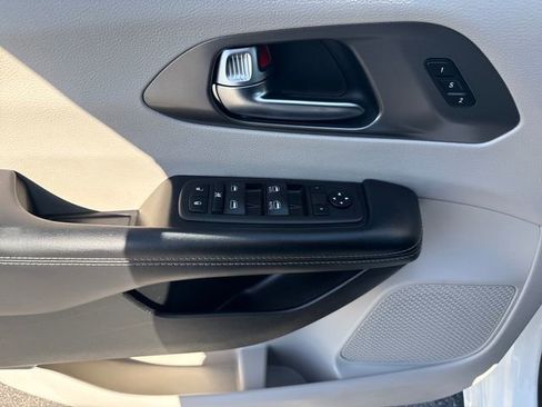 Used 2023 Chrysler Pacifica Touring-L FWD image 9