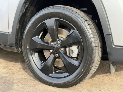 Used 2020 Jeep Cherokee Latitude Plus image 23