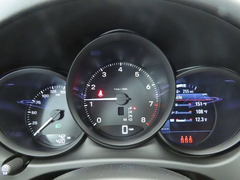 Used 2025 Porsche Macan AWD/4WD image 34