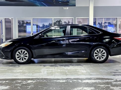 Used 2015 Toyota Camry LE image 2