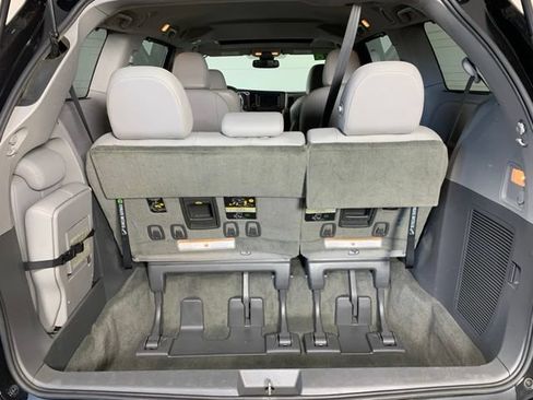 Used 2018 Toyota Sienna XLE FWD image 25