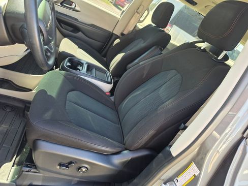 Used 2020 Chrysler Pacifica Touring w/ Advanced Safetytec Group FWD image 6
