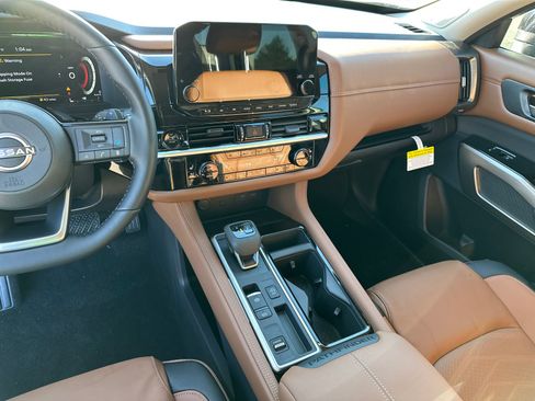 New 2025 Nissan Pathfinder Platinum image 30