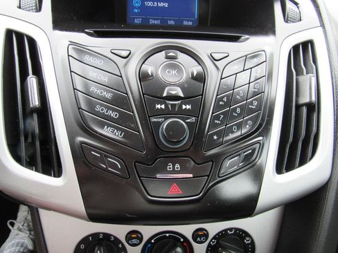 Used 2014 Ford Focus SE FWD image 23