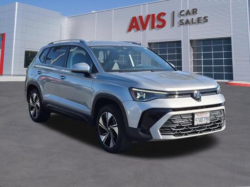 Used 2025 Volkswagen Taos SE AWD/4WD image 3