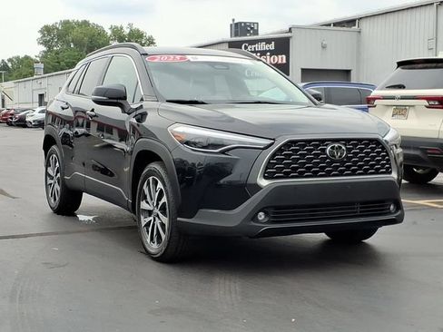 Certified 2025 Toyota Corolla Cross XLE FWD image 3