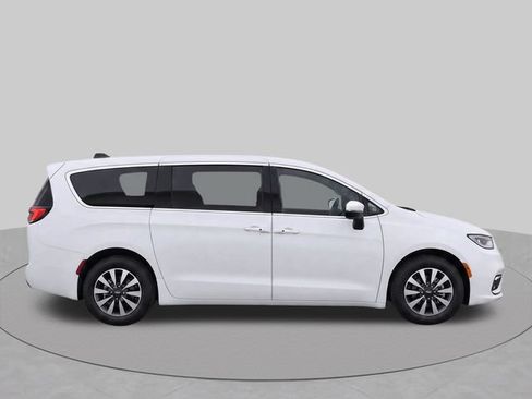 Used 2023 Chrysler Pacifica Touring-L FWD image 8