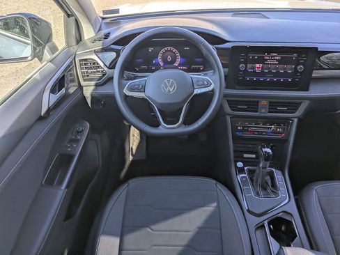 New 2026 Volkswagen Taos SE image 16