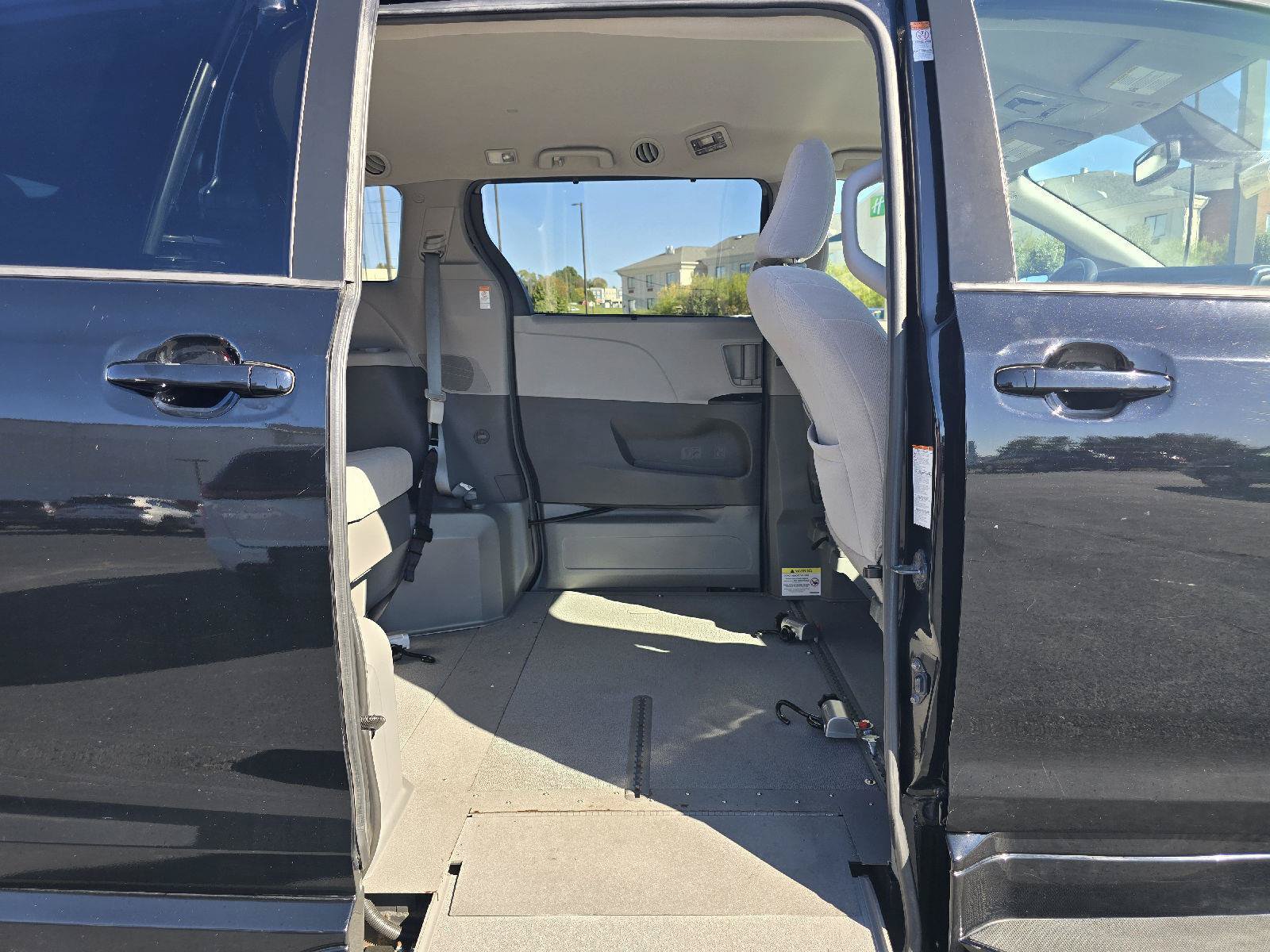 Used 2018 Toyota Sienna LE FWD image 13