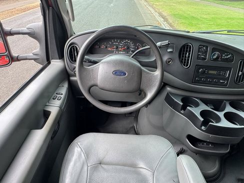 Used 2006 Ford E-350 and Econoline 350 XLT RWD image 17