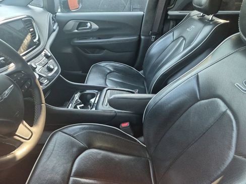 Used 2025 Chrysler Pacifica Limited FWD image 26