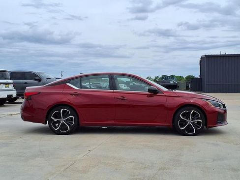 Used 2023 Nissan Altima 2.5 SR w/ SR Premium Package FWD image 2