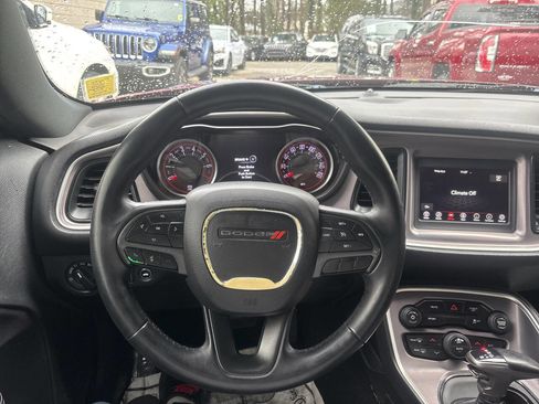 Used 2019 Dodge Challenger SXT image 9
