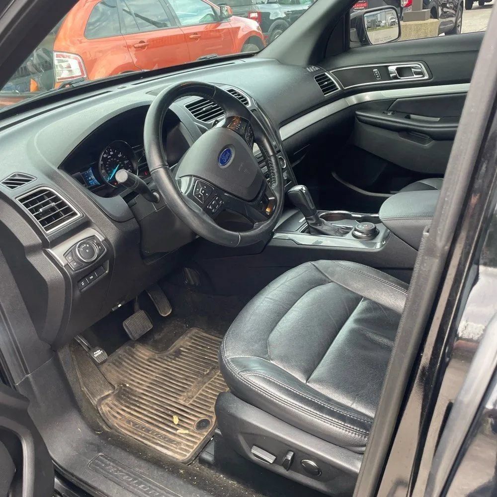 Used 2017 Ford Explorer XLT w/ Equipment Group 202A AWD/4WD image 22