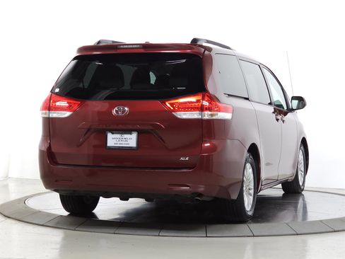 Used 2012 Toyota Sienna XLE FWD image 8
