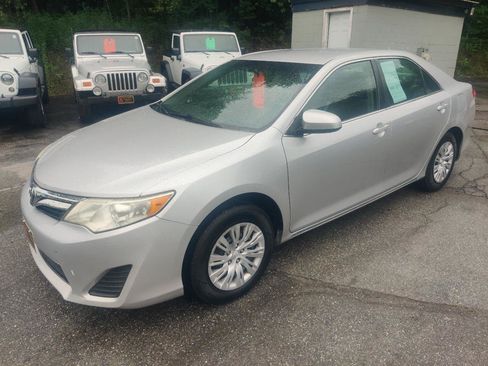 Used 2014 Toyota Camry LE FWD image 9
