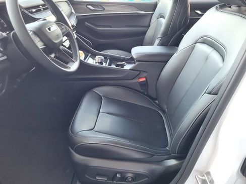 New 2026 Jeep Grand Cherokee L Limited w/ Limited Altitude Package AWD/4WD image 10