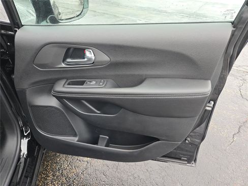 New 2026 Chrysler Pacifica Select image 6