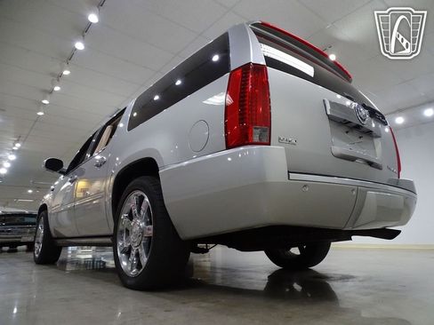 Used 2011 Cadillac Escalade ESV Premium image 11