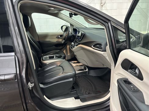 Used 2023 Chrysler Pacifica Touring-L image 33