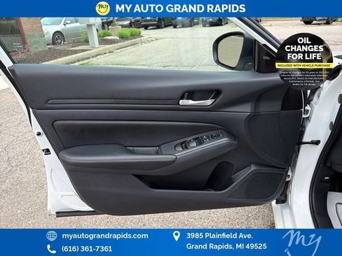 Used 2025 Nissan Altima 2.5 SV FWD image 10