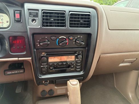 Used 2004 Toyota Tacoma 2WD Xtracab image 11