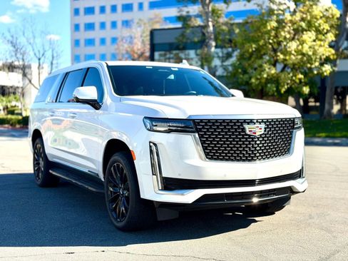 Used 2024 Cadillac Escalade ESV Luxury image 4