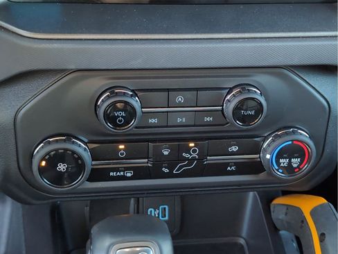 Used 2024 Ford Bronco Badlands image 14