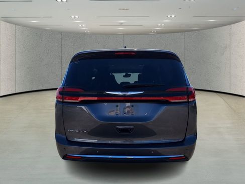 Used 2023 Chrysler Pacifica Touring-L image 6
