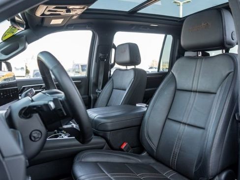 Used 2025 Chevrolet Suburban High Country AWD/4WD image 21