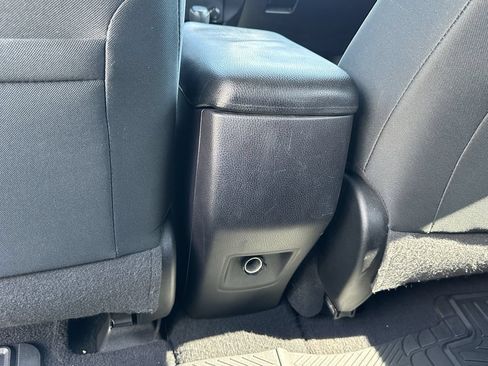 Used 2018 Toyota RAV4 LE FWD image 15