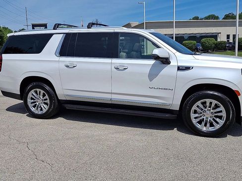 Used 2021 GMC Yukon XL SLT w/ SLT Premium Package AWD/4WD image 2
