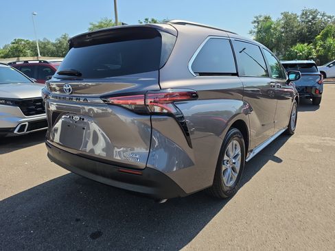 Used 2022 Toyota Sienna XLE FWD image 8