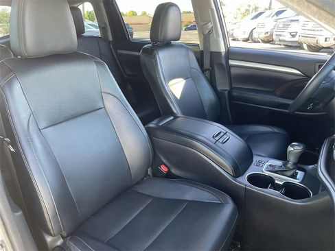 Used 2015 Toyota Highlander XLE image 11