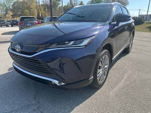 Used 2023 Toyota Venza Limited image 4