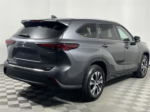 Certified 2025 Toyota Highlander XLE image 8
