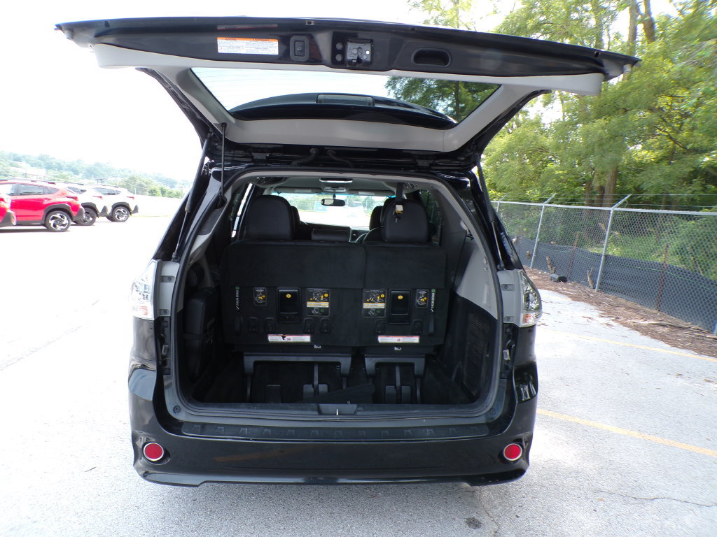 Used 2016 Toyota Sienna SE FWD image 18