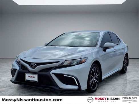 Used 2024 Toyota Camry SE w/ Convenience Package image 4