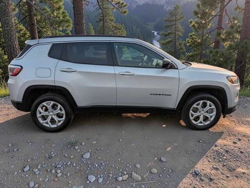 Used 2024 Jeep Compass Latitude AWD/4WD image 7