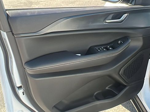 New 2025 Jeep Grand Cherokee L Laredo image 22