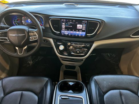 Used 2024 Chrysler Pacifica Limited FWD image 4