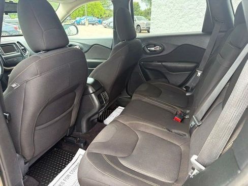 Used 2017 Jeep Cherokee Latitude w/ Cold Weather Group AWD/4WD image 14