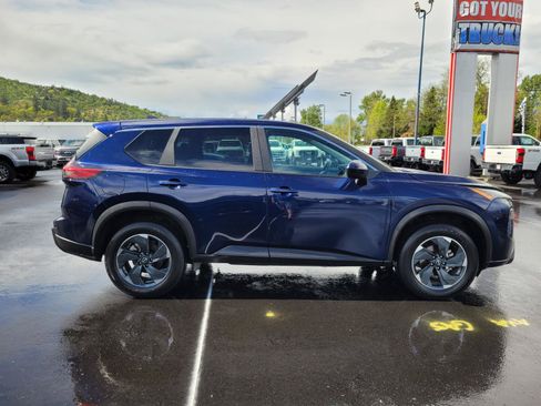 Used 2025 Nissan Rogue SV FWD image 4
