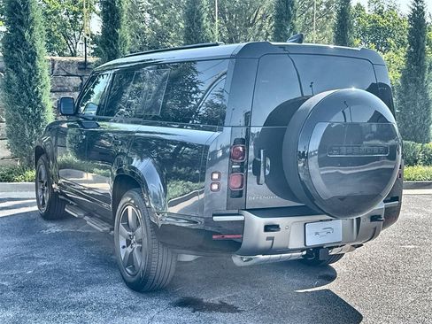 Used 2025 Land Rover Defender 130 X-Dynamic SE image 3